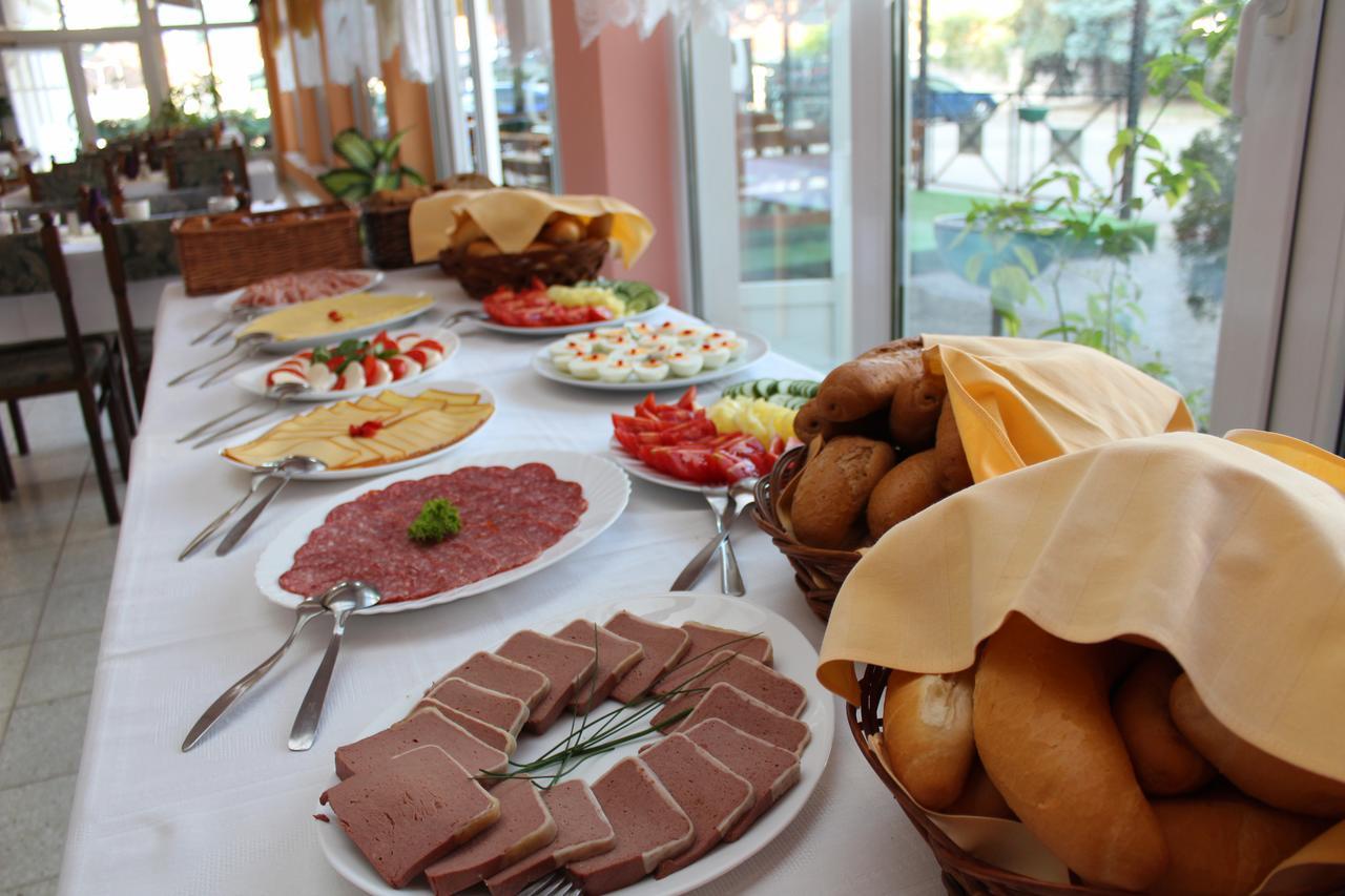 Hotel Kras Rožňava Esterno foto