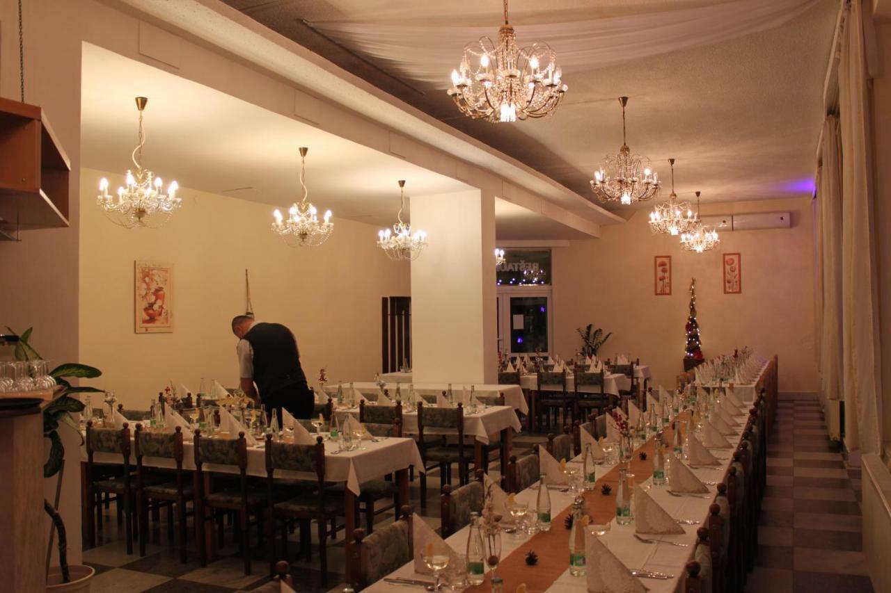 Hotel Kras Rožňava Esterno foto